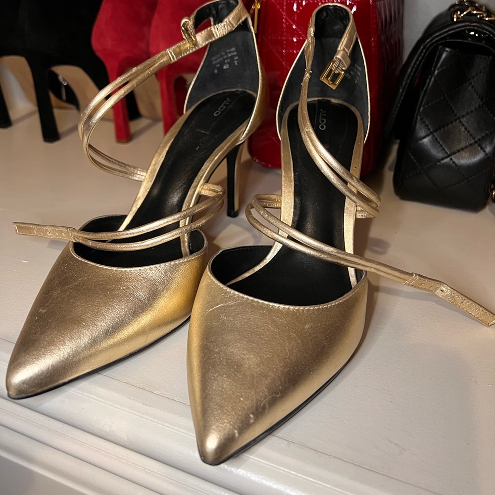 Also gold pumps